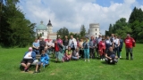 Grupa osób w tle zamek w Krasiczynie
