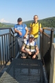 Trzech mężczyzn na tamie przy Jeziorze Myczkowieckim