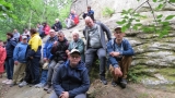 Grupa osób na tle Kamienia Leskiego